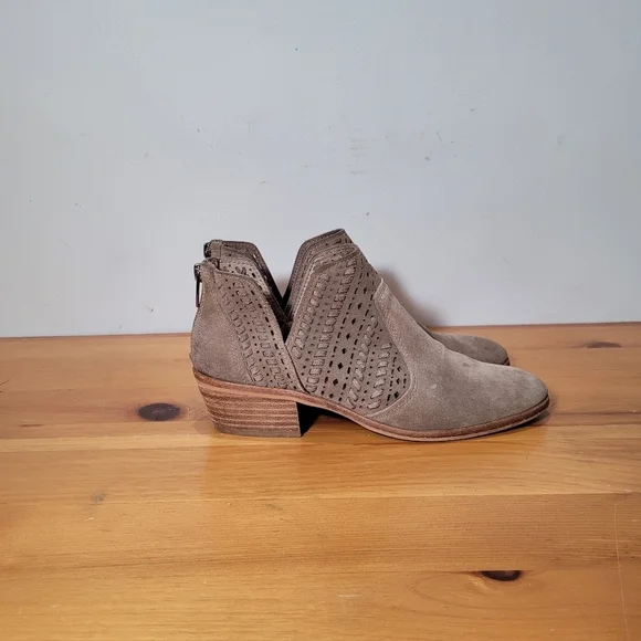 Vince Camuto Prastata Suede Woven Laser Cut Taupe Booties Womens Sz 9 Boots - Picture 1 of 10